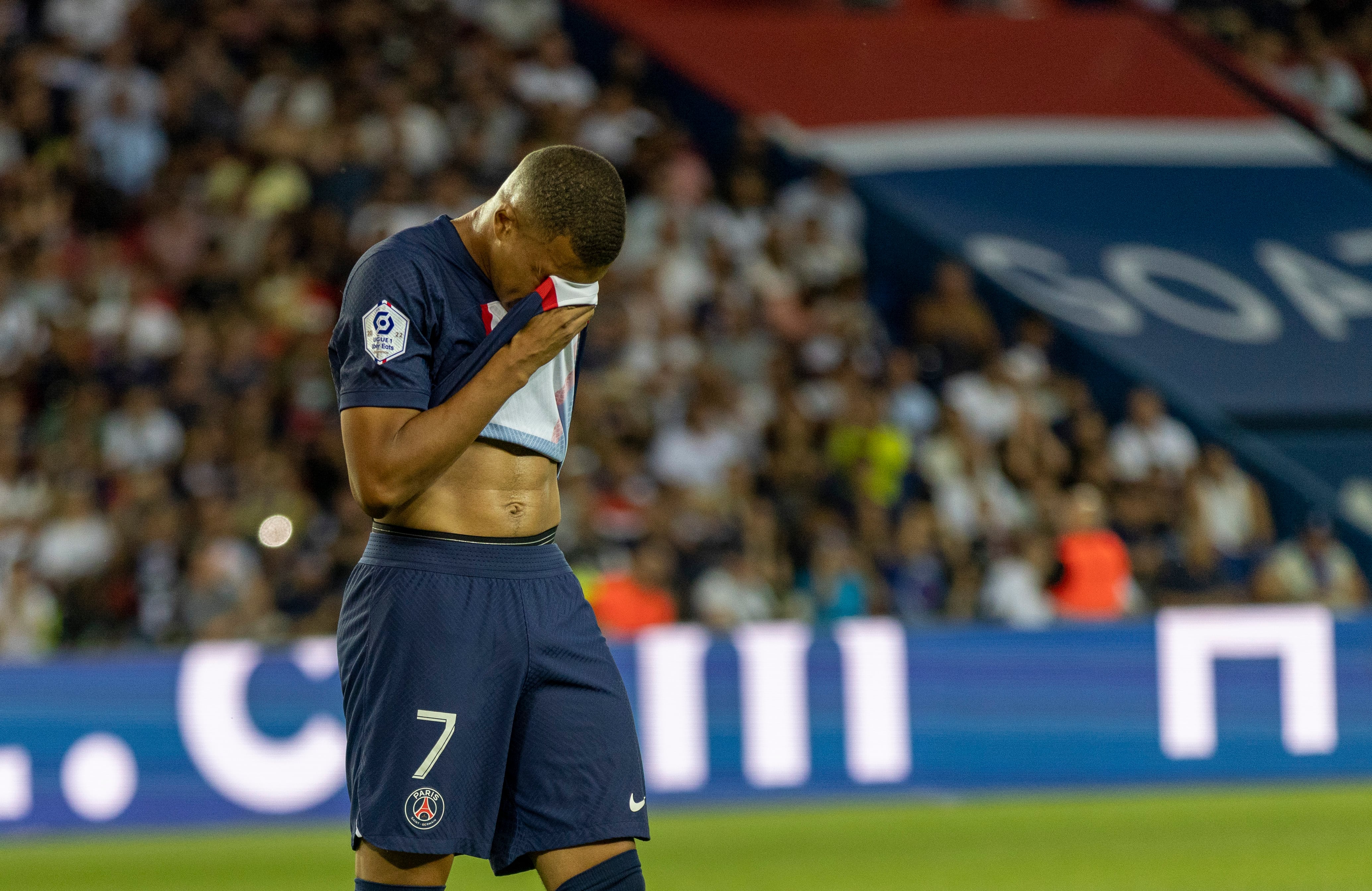 Kylian Mbappé, lamentándose en el partido del PSG ante el Montpellier