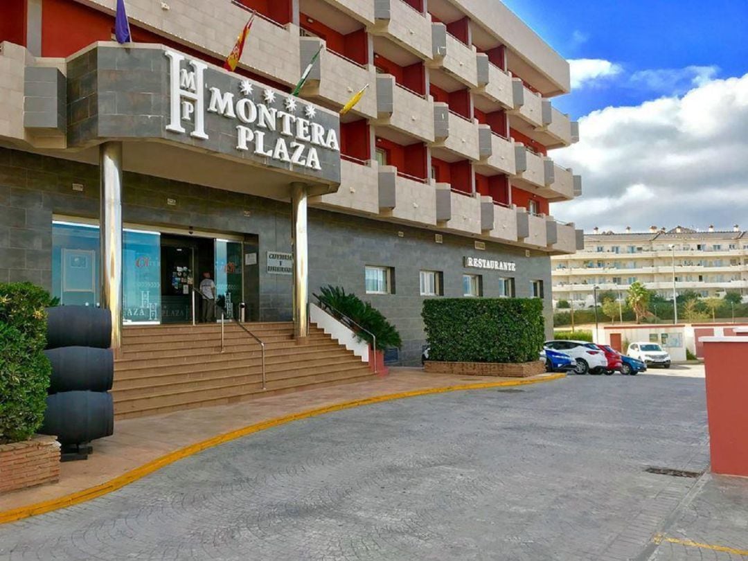 Entrada principal del Hotel 'La Montera', de Los Barrios.