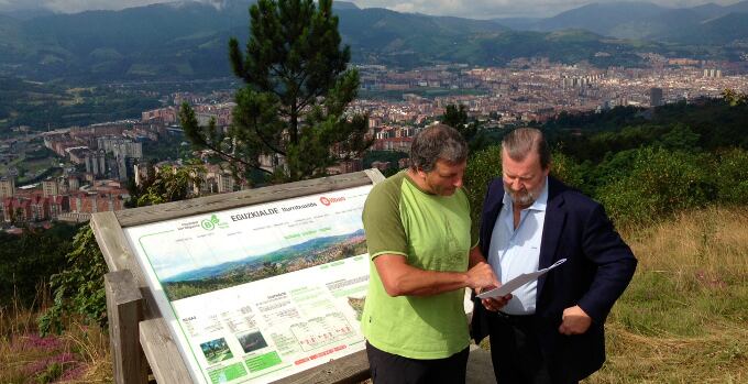 Roberto Aguirre, presidente de la Federación Vizcaína de Montaña, presenta al concejal José Luis Sabas el recorrido del Anillo Verde