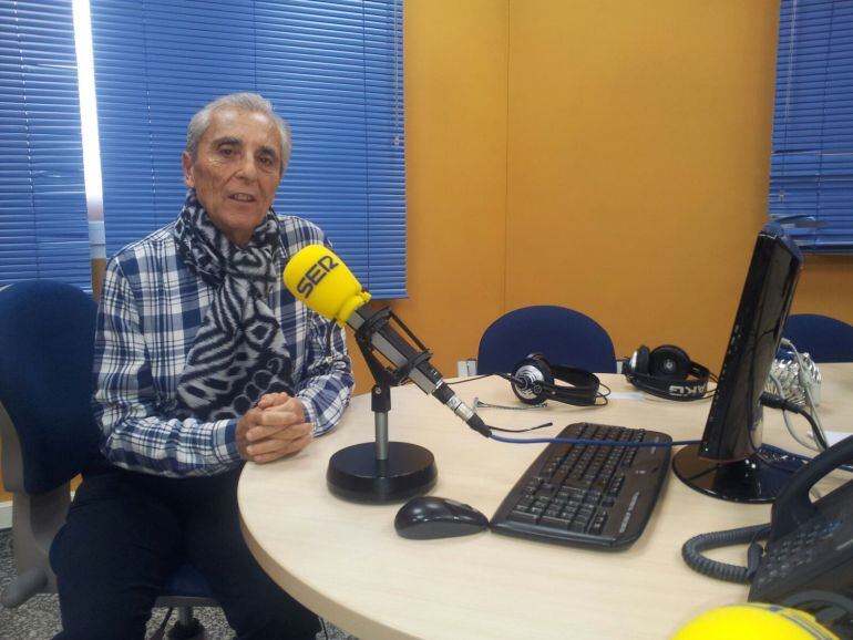 Enrique Guerrero, durante la entrevista en los estudios de Radio Granada. 