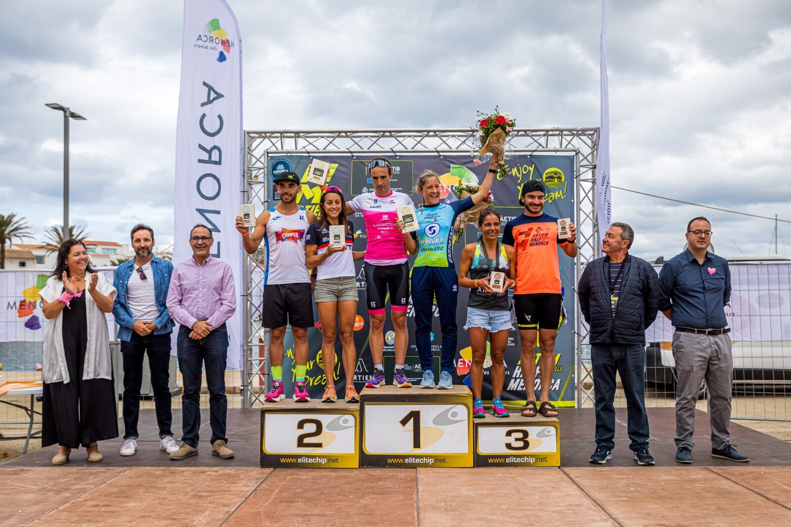 Els atletes campions de les dues modalitats junts al podi.