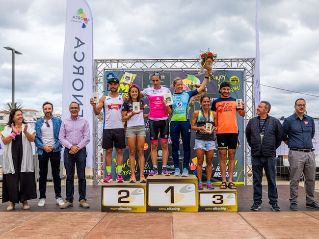 Els atletes campions de les dues modalitats junts al podi.