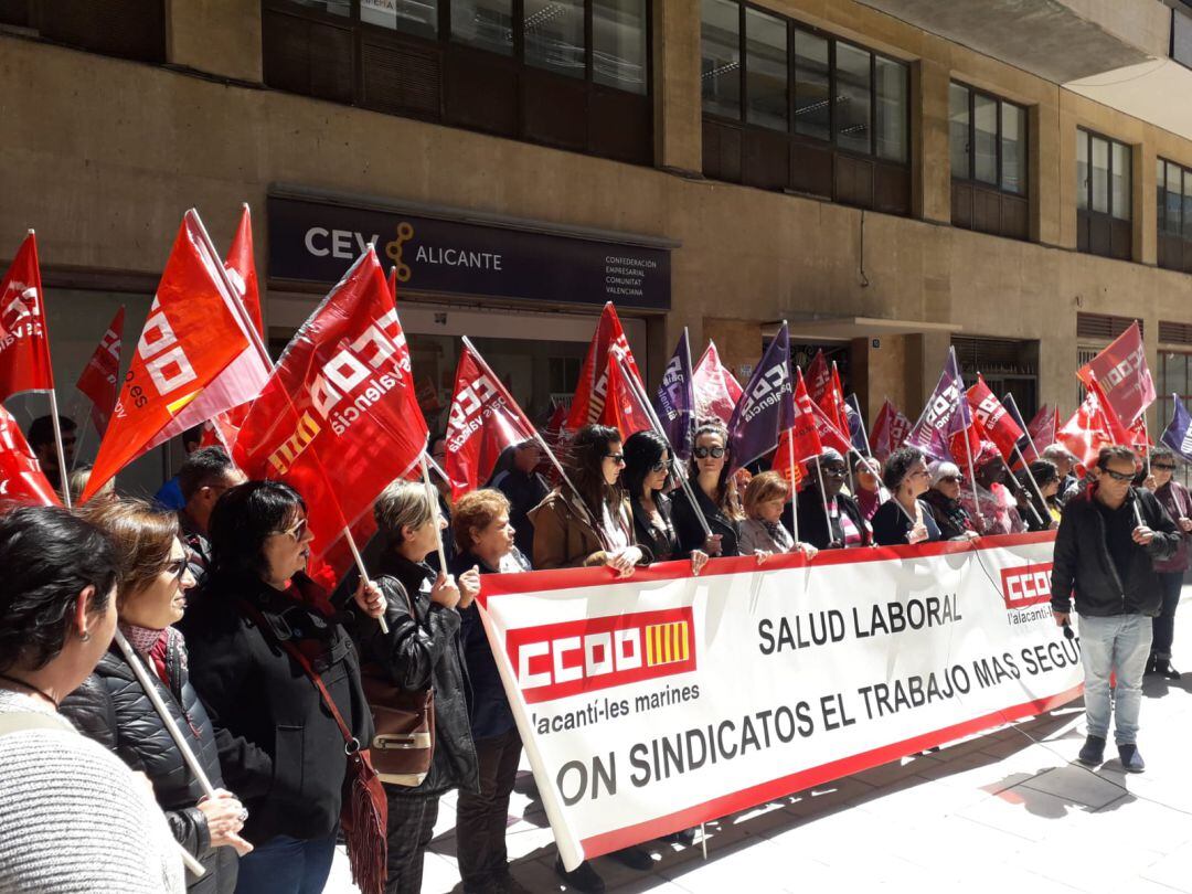 Delegados sindicales de Comisiones han marchado esta mañana desde la delegación alicantina de la CEV, en la calle Orense, hasta la Subdelegación del Gobierno, exigiendo &quot;trabajo más seguro&quot;.