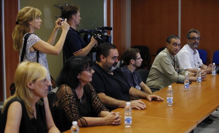 Los miembros del comité de empresa de Eulen durante una reunión con Marcos Peña, el mediador propuesto por el Ministerio de Fomento como árbitro que dicte el laudo obligatorio.