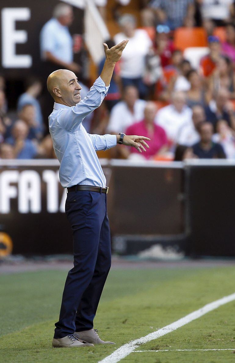 GRA180. VALENCIA, El entrenador del Valencia, PaKo Ayestarán, da instrucciones desde la banda durante el partido de la tercera jornada de Liga que disputan en el estadio de Mestalla. EFE,Kai Försterling