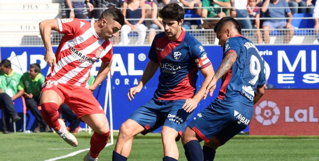 Melero trata de llevarse la pelota durante el partido ante el Girona