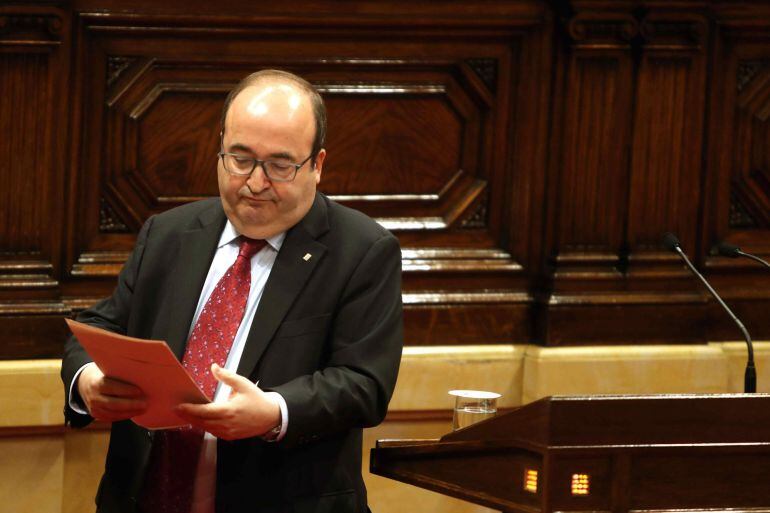 El presidente del grupo parlamentario del PSC-Units, Miquel Iceta durante su intervención en el pleno del Parlament.