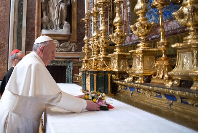 El nuevo papa Francisco I, durante visita privada a la basílica de Santa María Maggiore de Roma el día después de ser nombrado papa