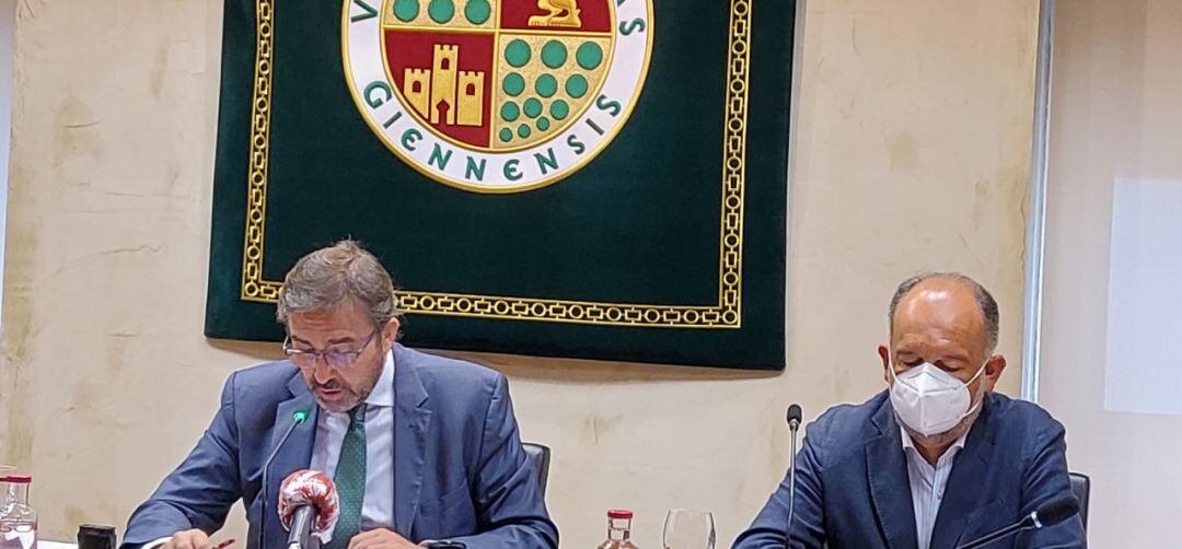 El rector de la UJA, Juan Gómez y el vicerrector de Transferencia de Conocimiento y Empleabilidad, Pedro Pérez.