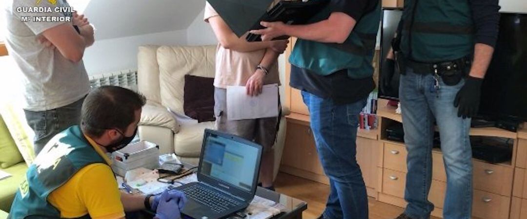 La Guardia Civil inspeccionando los ordenadores del detenido