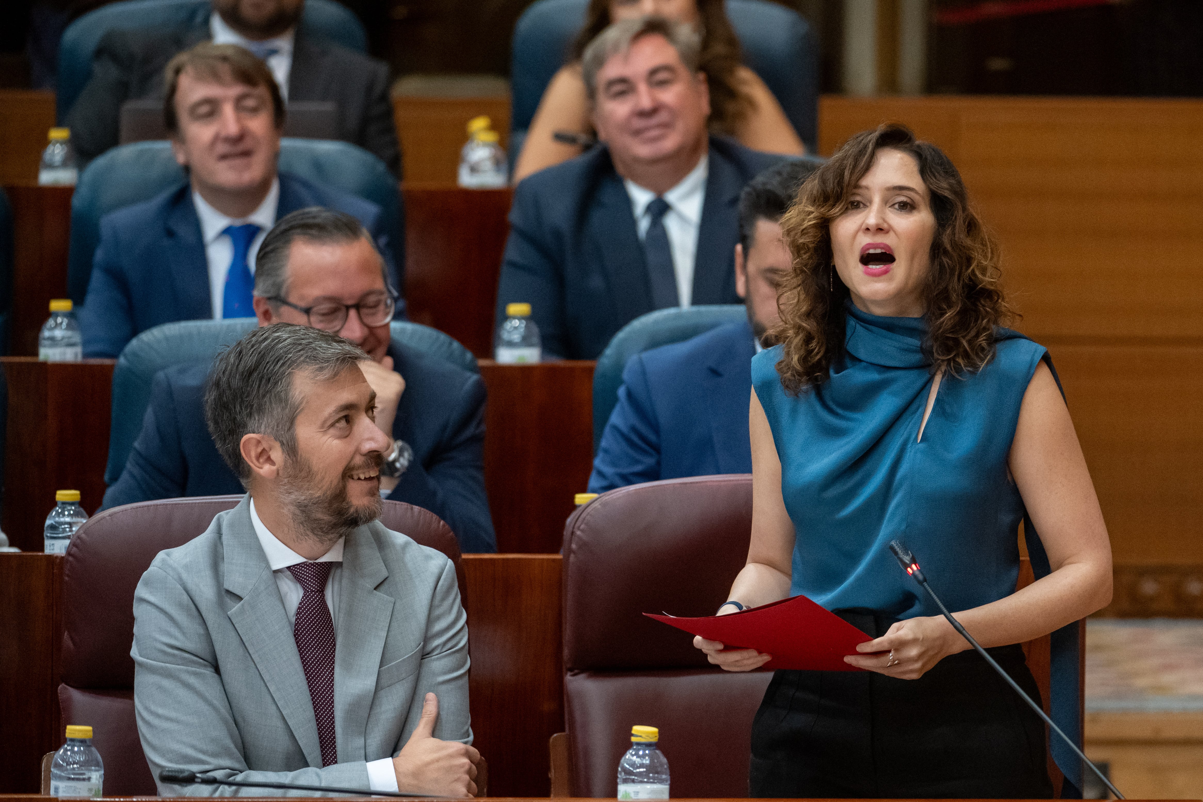 La presidenta de la Comunidad, Isabel Díaz Ayuso, interviene durante el pleno de la Asamblea de Madrid este jueves. La Asamblea de Madrid debate la modificación del Estatuto de Autonomía, promovida por Más Madrid y PSOE, para eliminar la palabra minusválido, una iniciativa que el Partido Popular rechaza por pretender unirla a otras modificaciones del texto. EFE/Fernando Villar