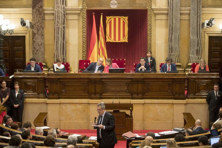 El conseller de Interior, Joaquim Forn, responde esta tarde a una pregunta en la sesión de control que se celebra en el Parlament de Cataluña