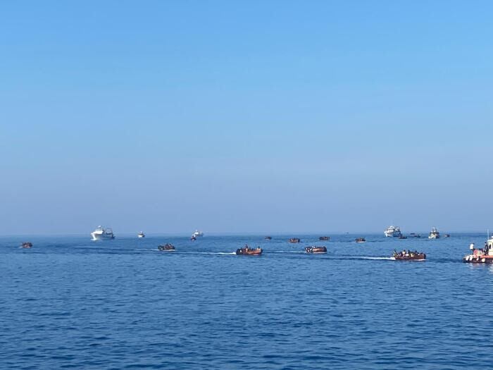 Imagen de varias embarcaciones llegando al puerto de Lampedusa