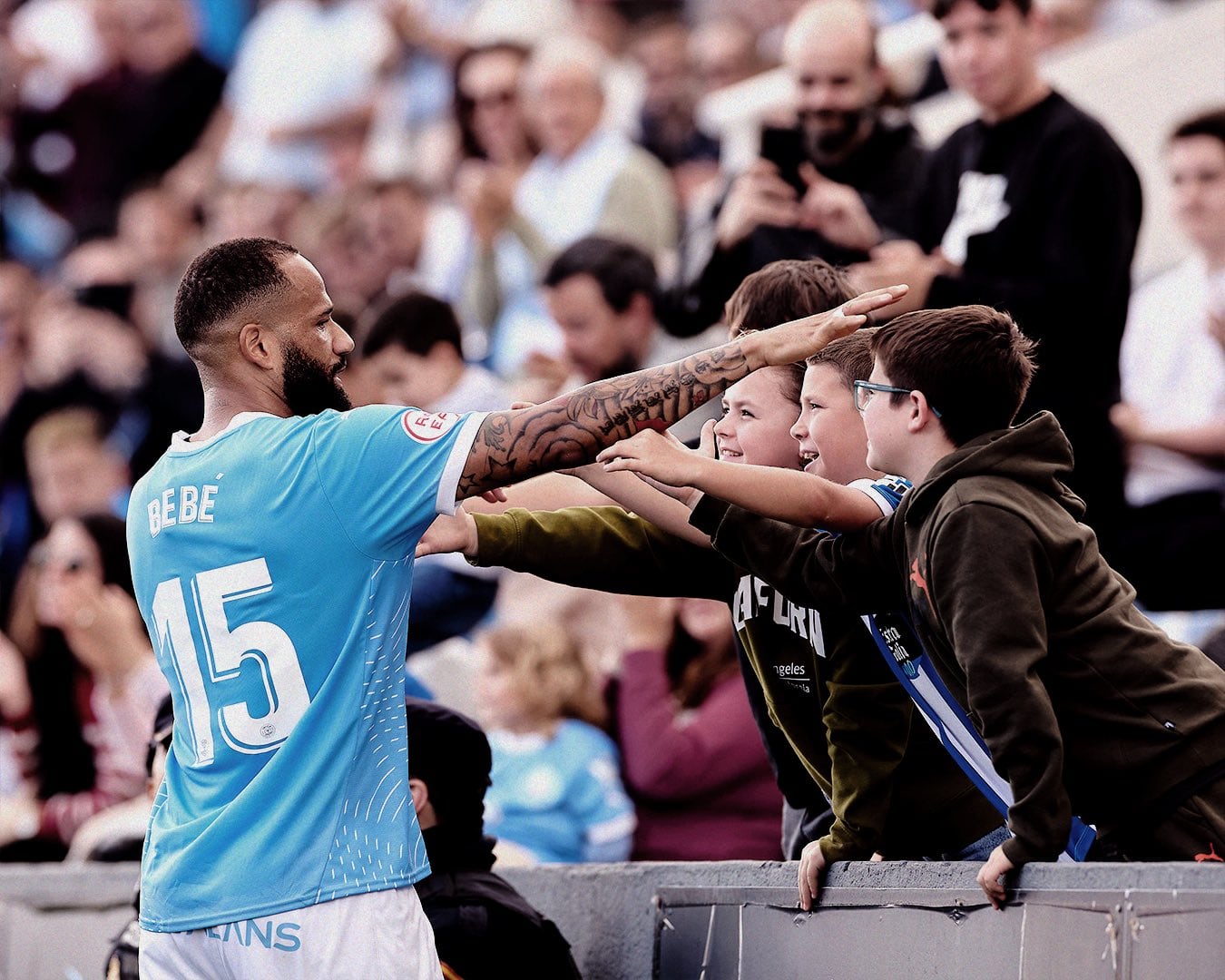 Bebé, festejando un gol con la afición