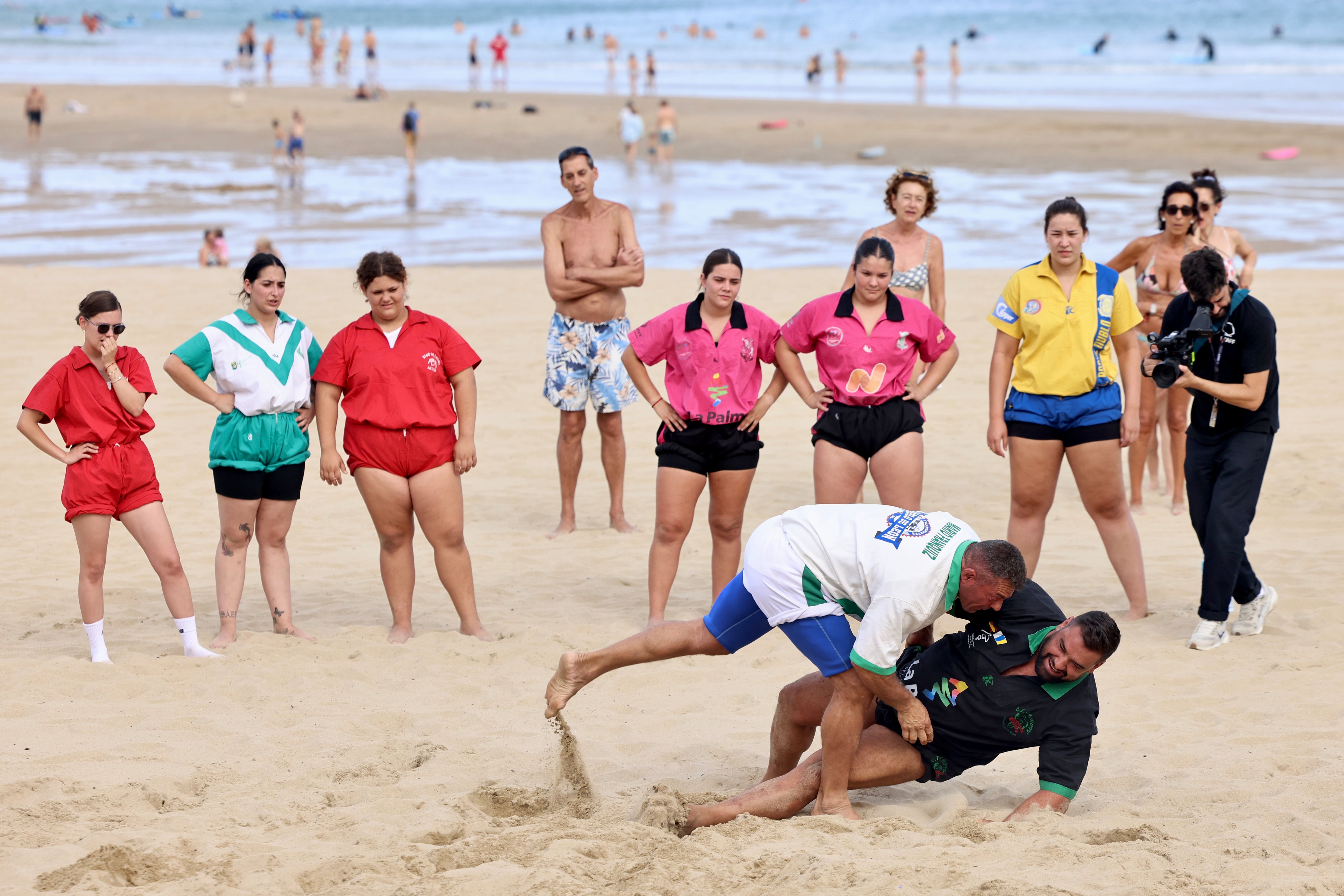 SAN SEBASTIÁN, 20/09/2025.- Luchadores canarios y bregadores vascos han participado en un acto promocional de la lucha canaria, que en las islas se vive como algo más que un deporte, y se erige como absoluta protagonista de 'La lucha', segundo largometraje del director tinerfeño José Alayón, un drama sobre el duelo y la ausencia traspasado por los áridos paisajes de Fuerteventura. EFE/ Javi Colmenero