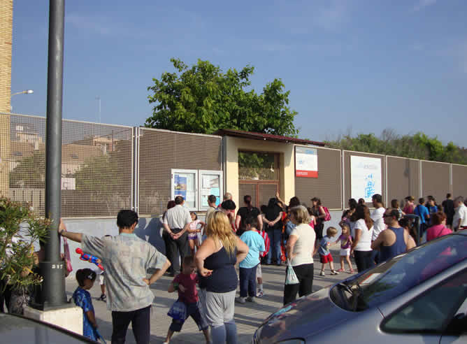 Muchos profesores han decidido secundar la jornada de huelga en el sector público. Los alumnos han llegado sin problema al centro porque los sindicatos del transporte en la capital valenciana no acuden a la convocatoria. En este centro los servicios mínimos se han fijado en un 60 por ciento, eso quiere decir que los alumnos tendrán clase y no disfrutarán de una jornada libre.