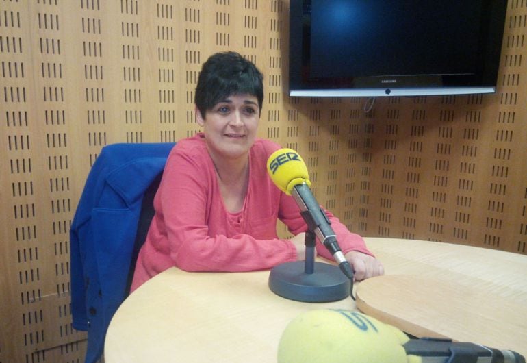 La candidata de EH Bildu por Gipuzkoa al Congreso, Marian Beitialarrangoitia, en los estudios de Radio San Sebastián.