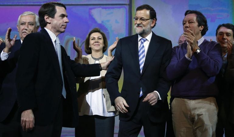 Frío saludo entre Aznar y Rajoy en la convención nacional del PP