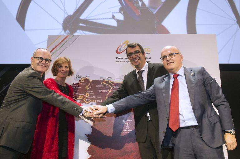 El director general de La Vuelta, Javier Guillén (2d), junto al presidente de la Diputación de Ourense, Manuel Baltar (d), el alcalde de Ourense, Jesús Vázquez (i), y la directora Xeral de Turismo, Nava Castro (2i), ante el mapa con el recorrido durante e