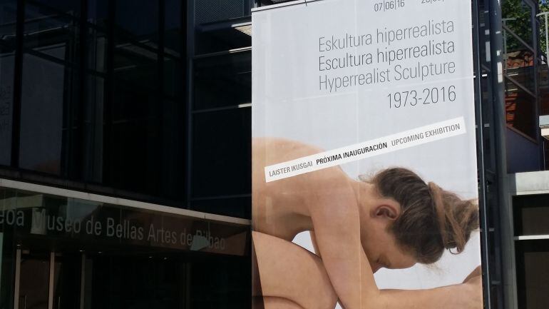 Cartel de la muestra &quot;Escultura hiperrealista&quot; el día de su no inauguración