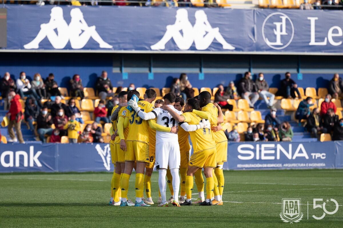 Jugadores del Alcorcón en su partido frente al Huesca