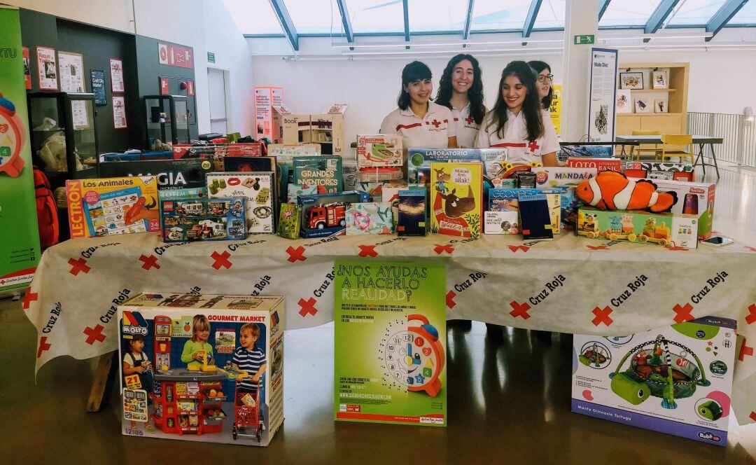 Voluntarias de Cruz Roja junto a los juguetes que la entidad ha recibido durante la emisión del programa especial Hoy por Hoy San Sebastián. 