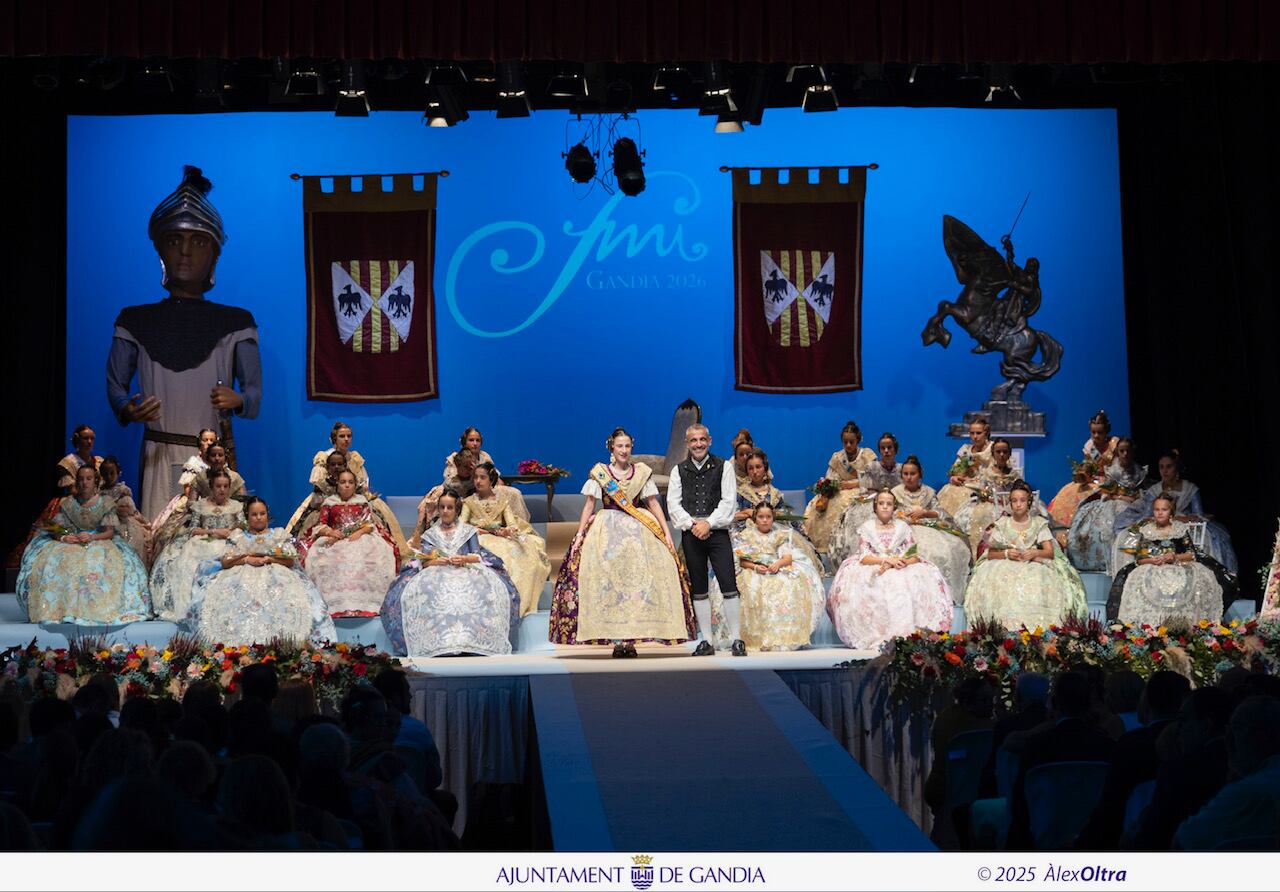 Triana Benavent, junto al presidente de la Fedetació de Falles, Francisco Martínez, la Cort d'Honor y reinas infantiles de 2026.