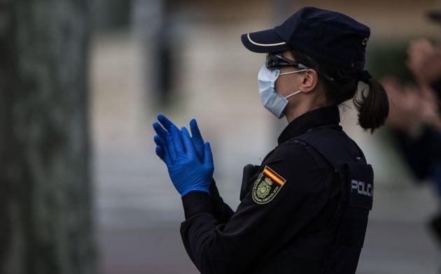 Puerta principal de la Fundación Jiménez Díaz en el término de la segunda semana de confinamiento del estado de alarma por coronavirus