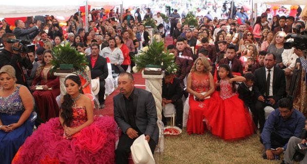 Rubí junto a sus padres durante la misa de cumpleaños.