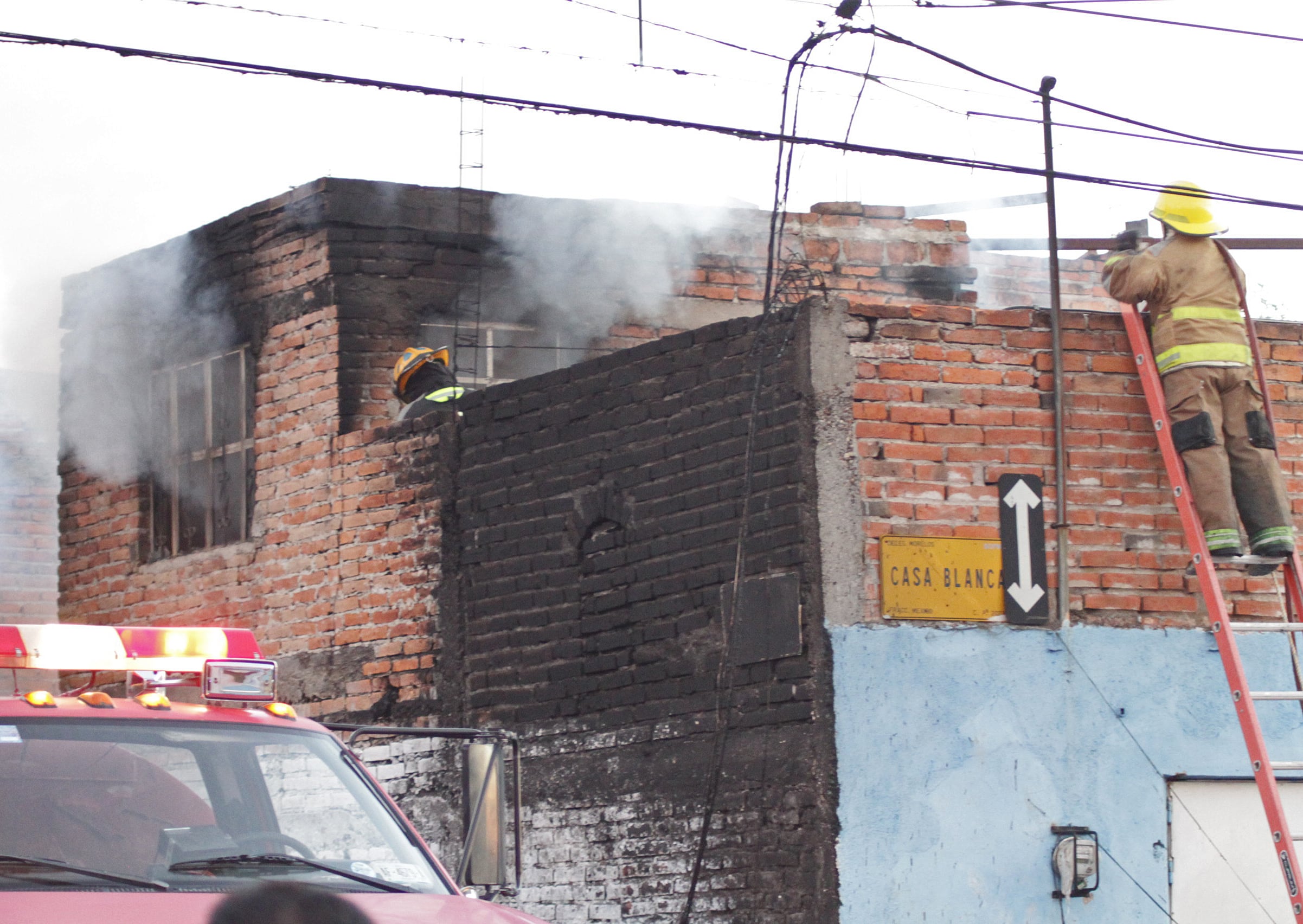 Fueron evacuadas entre 100 y 120 viviendas y alrededor de 50 vehículos quedaron afectados en los alrededores del accidente.