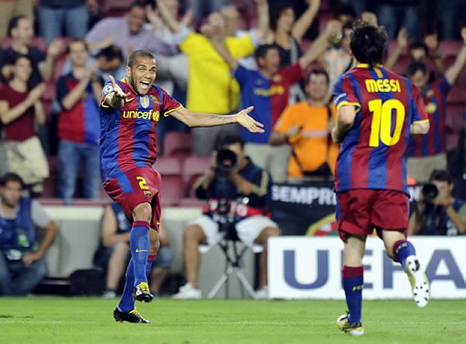 Dani Alves celebra un gol con su compañero Leo Messi