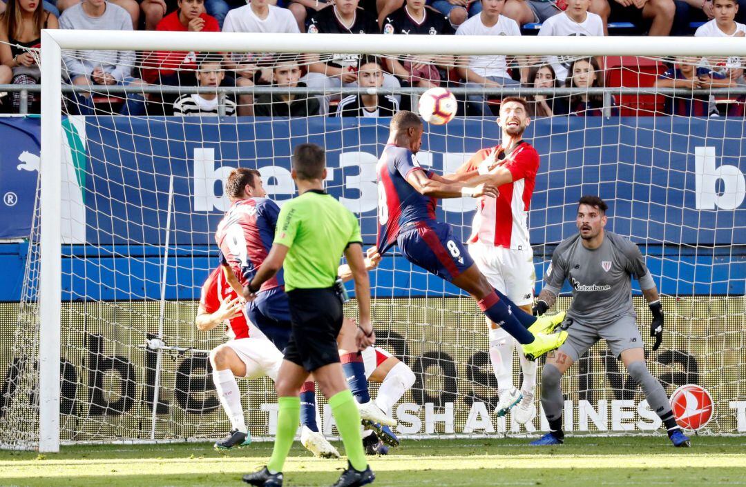 El centrocampista senegalés del Eibar Papakouly Diop (c-i) pelea un balón con el defensa del Athletic de Bilbao Iñigo Martínez (2d) durante el partido de la novena jornada de la Liga Santander