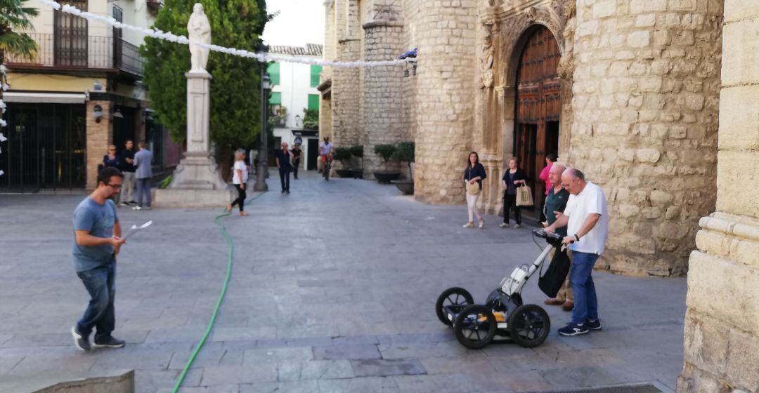 Técnicos de las universidades de Jaén y Alicante trabajan con el georradar.
