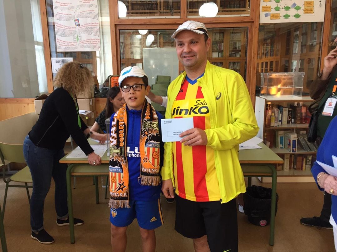 Algunos aficionados del Valencia acudían a primera hora a votar con la camiseta de su equipo