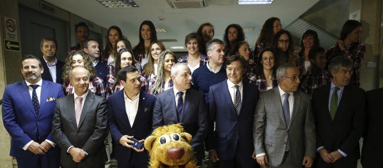 El secretario de Estado para el Deportes, José Ramón Lete (4d), posa con directivos y con las jugadoras durante la presentación de la selección femenina de balonmano, hoy en la sede del Centro Superior de Deportes (CSD), antes de partir a Suecia para disp