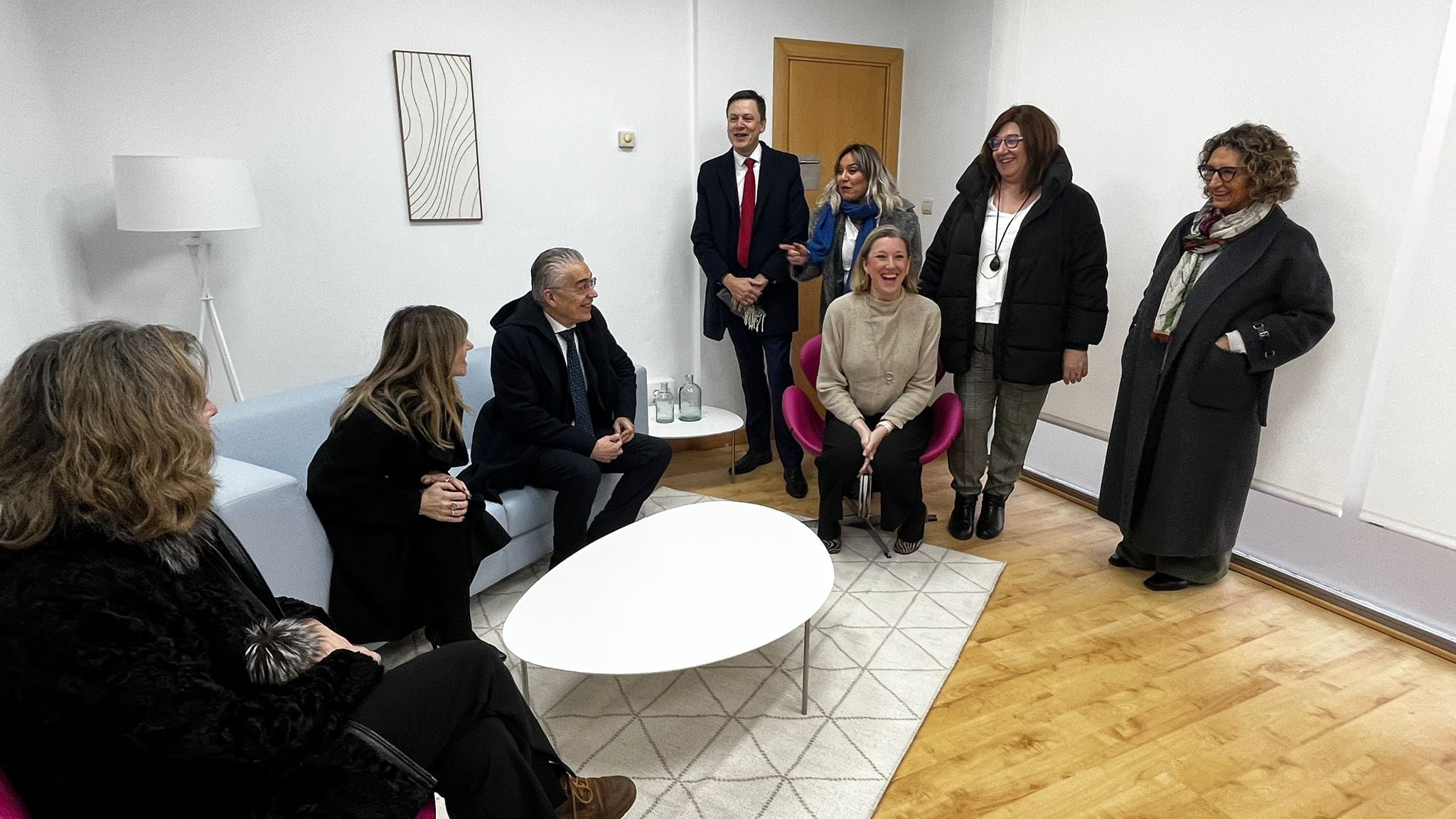 La consejera de Familia e Igualdad de Oportunidades, Isabel Blanco -de frente, sentada-, ha inaugurado este martes el Centro Atiendo de Burgos de asistencia a mujeres víctimas de agresiones sexuales. / Foto: Radio Castilla