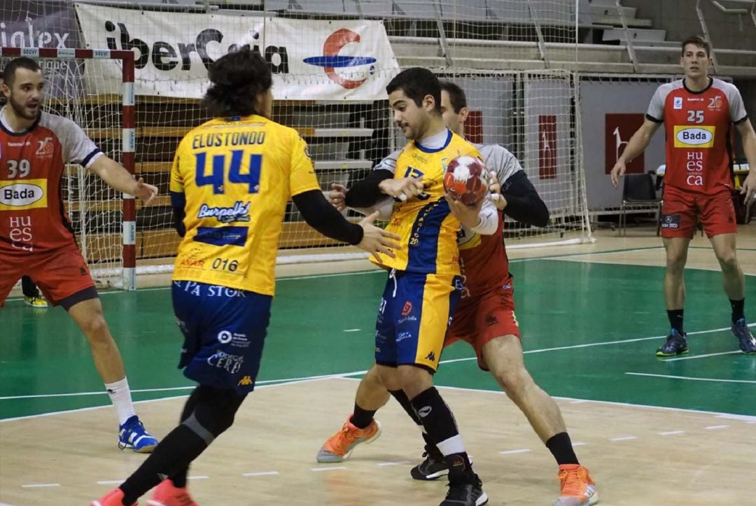 Una acción de juego del duelo de la 1ª vuelta en el Municipal de los Deportes de Huesca entre Villa de Aranda y Huesca.