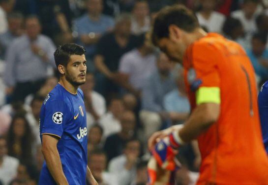 Álvaro Morata mira a Casillas tras marcar el tanto que ha supuesto la eliminación del Real Madrid.