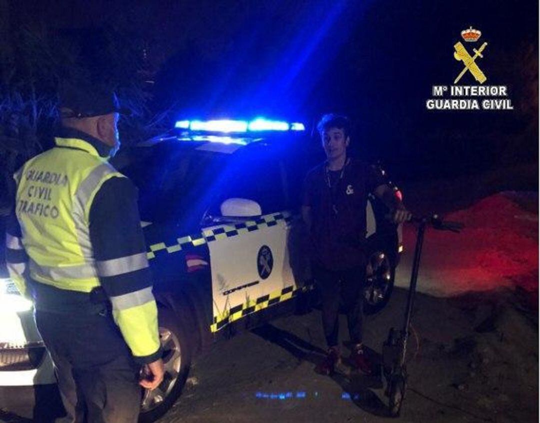 Momento de la detención del joven en patinete eléctrico por la N-550 de madrugada