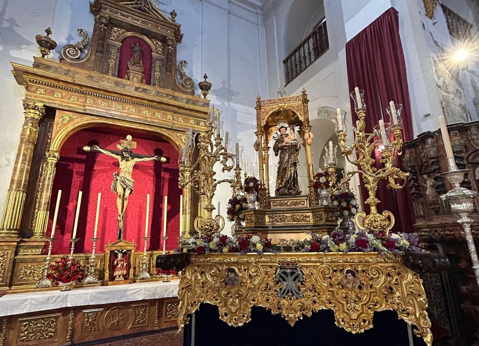 La imagen de San Antonio, junto al Cristo del Buen Fin, preparado ya en su paso procesional