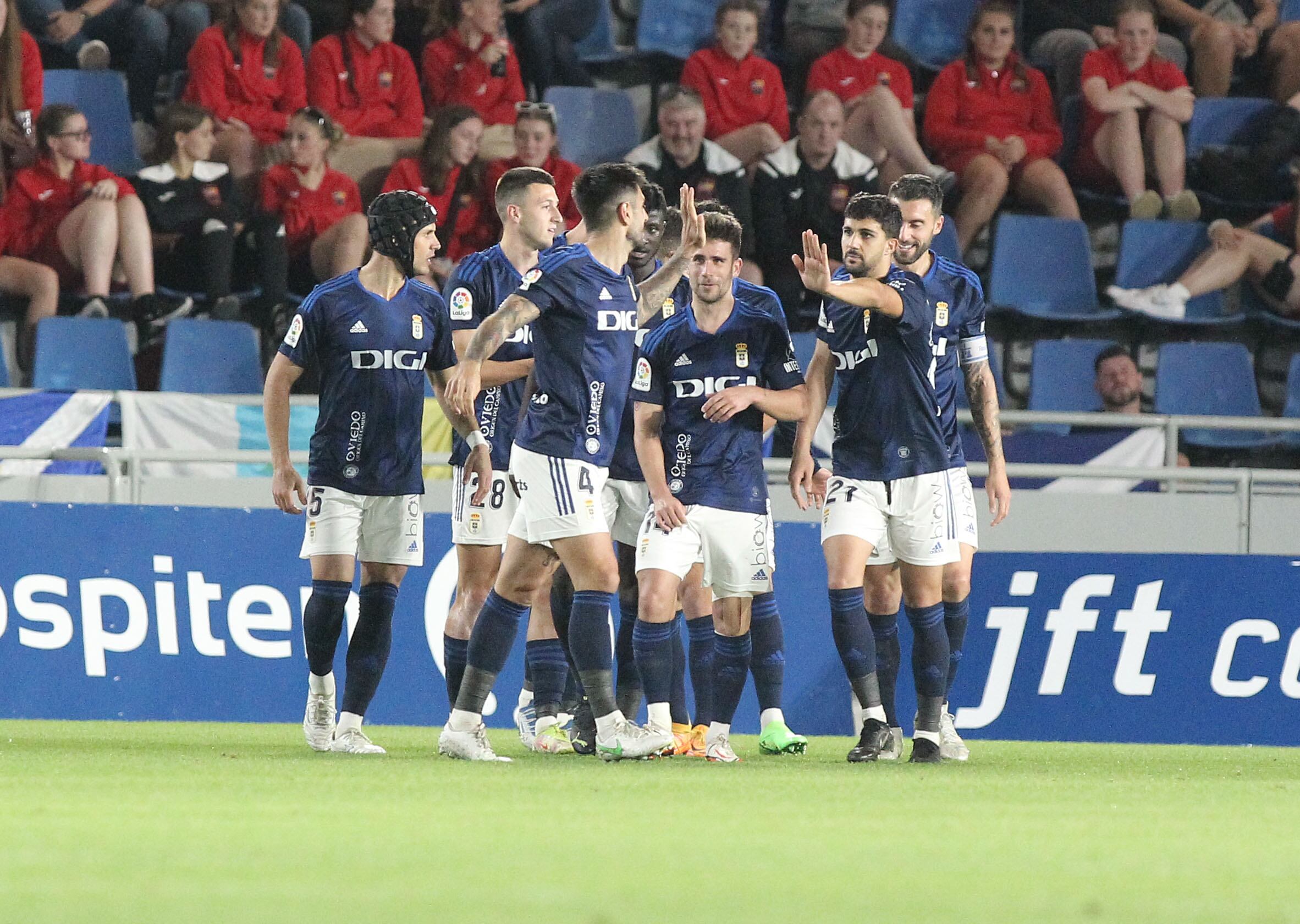 Los jugadores del Oviedo celebran el gol anotado en Tenerife (LaLiga)