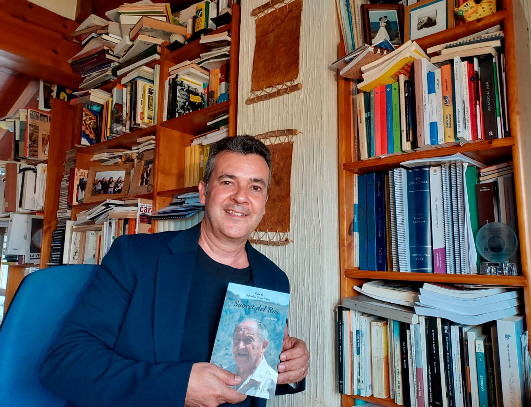 Joan Borja, amb un exemplar del llibre de Salvador el del Bar Tropical