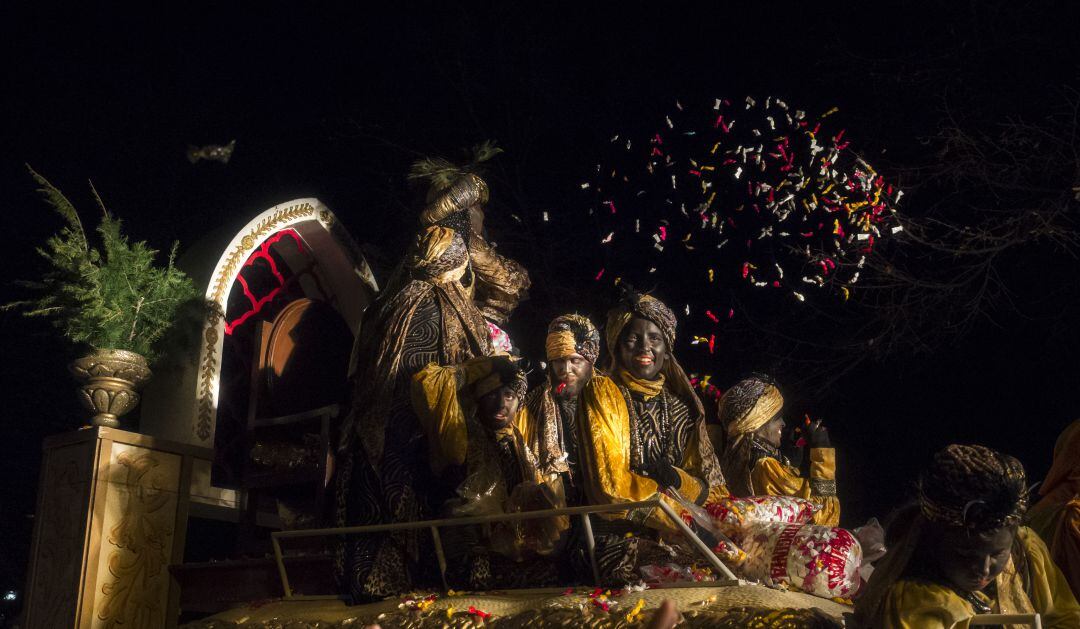 Els patges del rei Baltasar llencen caramels als nens i nenes a la cavalcada de Reis a Terrassa