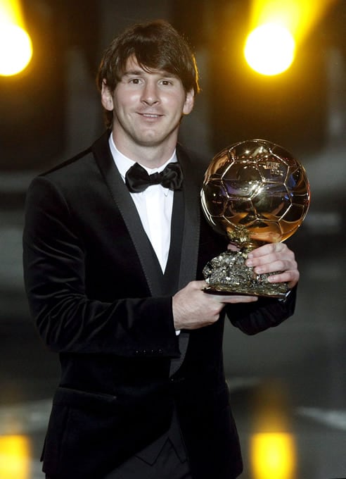 El argentino posa con su Balón de Oro que le acredita como mejor jugador del mundo en 2011. En las votaciones se ha impuesto a Andrés Iniesta y Xavi Hernández