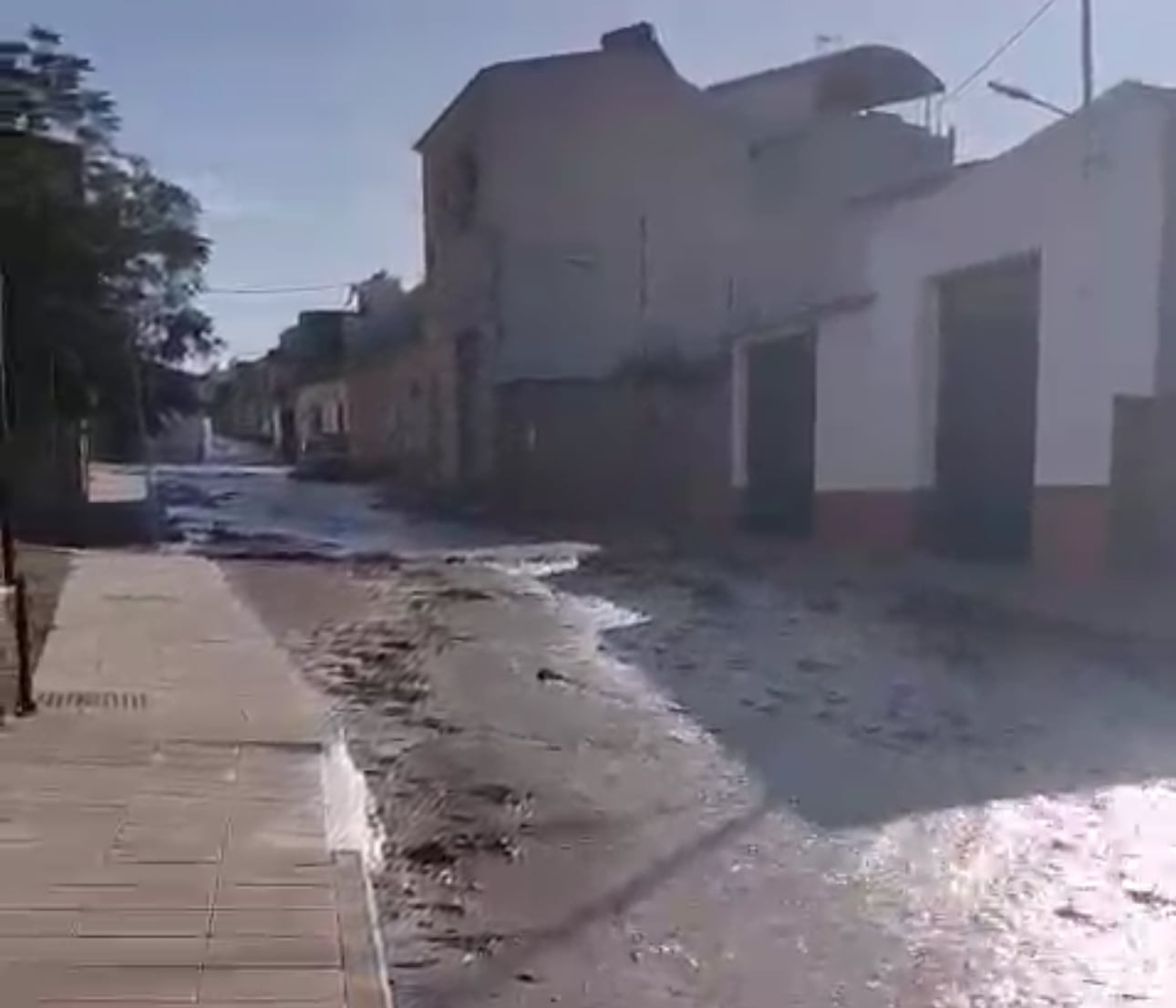 Revienta una balsa de riego en Begíjar y provoca una riada de barro sin causar daños personales