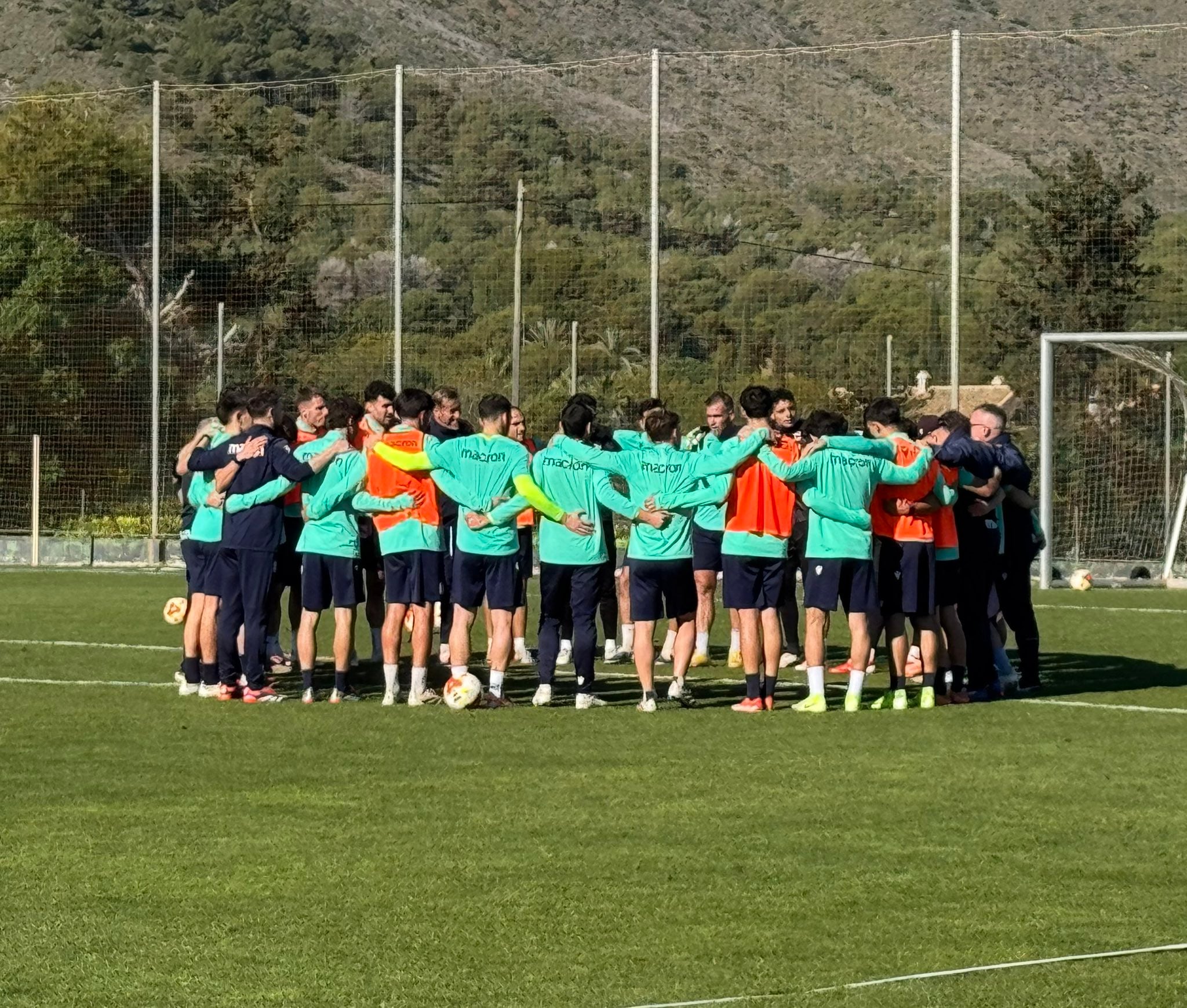 Último entrenamiento de la plantilla cartagenera antes de viajar a Villarreal