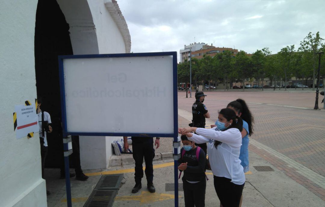 Puesto de gel hidroalcohólico en 'Los Invasores'