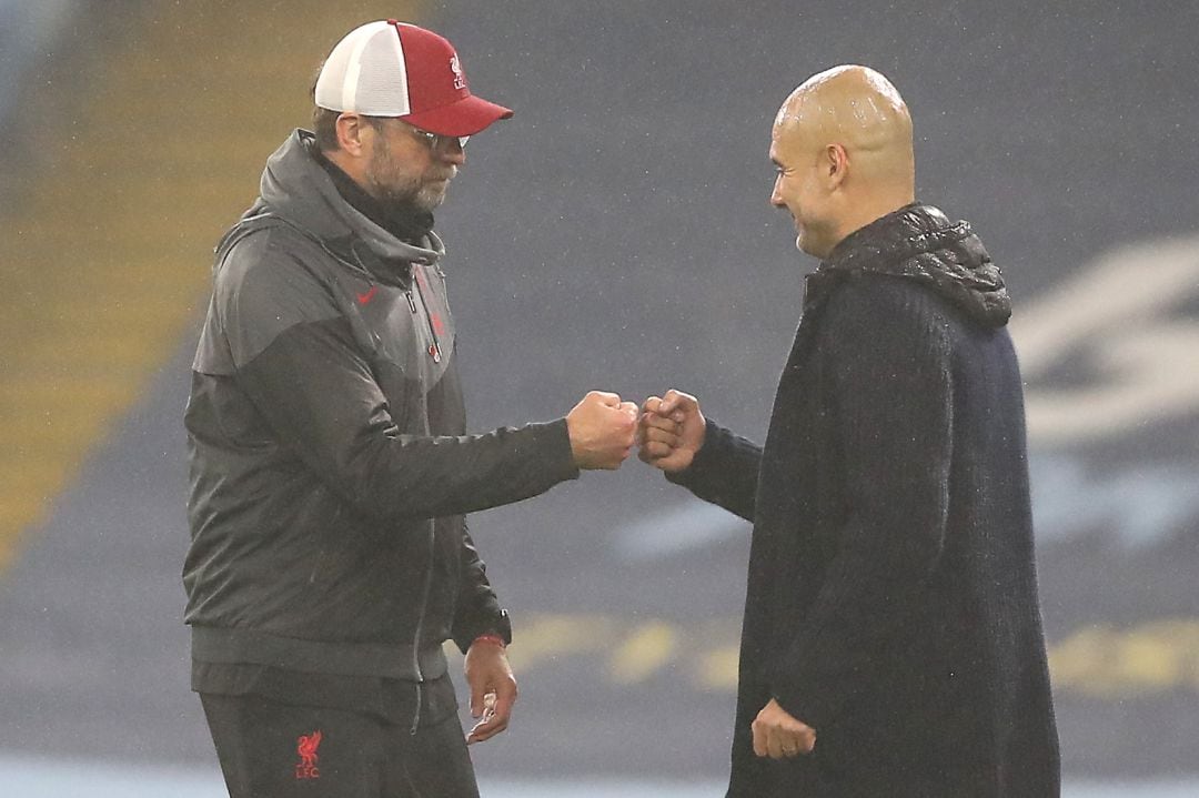 Pep Guardiola y Jürgen Klopp en un partido entre el Manchester City y el Liverpool. 