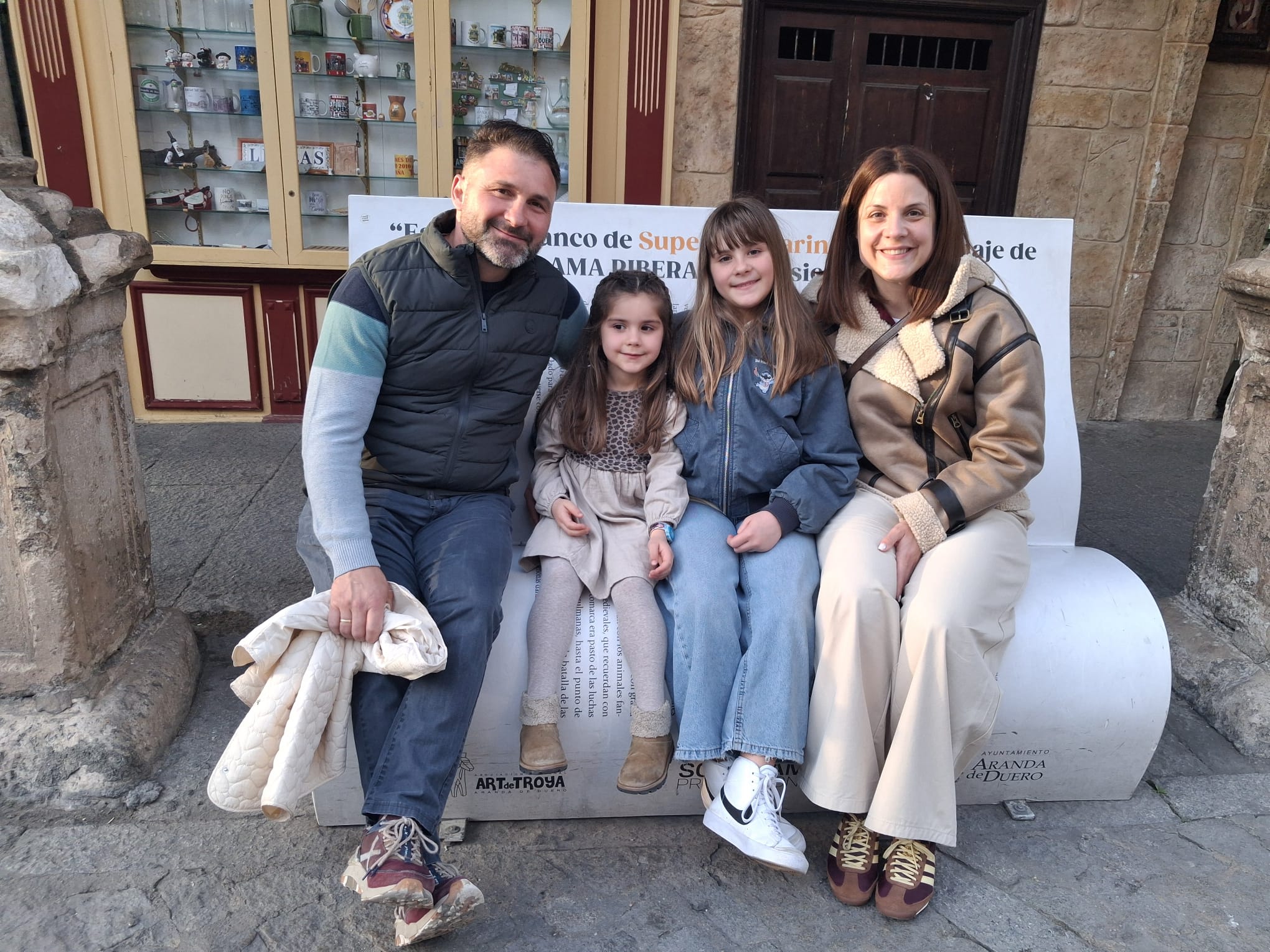 La familia Palomino de Diego al completo: Jose Antonio y Cynthia a los lados y en medio Lía y Noa