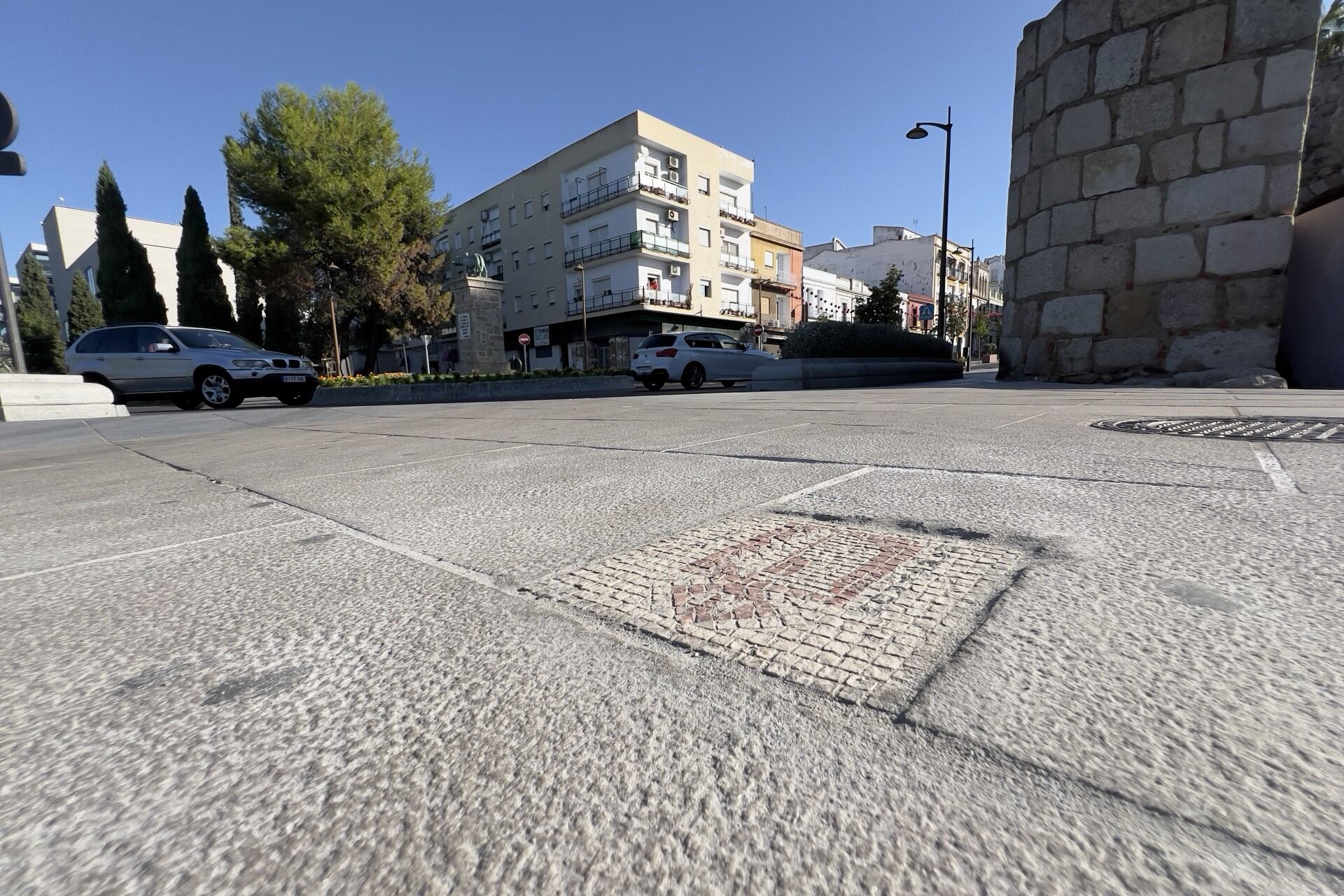 Ya se han colocado, a excepción de los de la Plaza de Santa Eulalia,  los mosaicos que marcan las estaciones del Via Martyrum./ Ayto. de Mérida